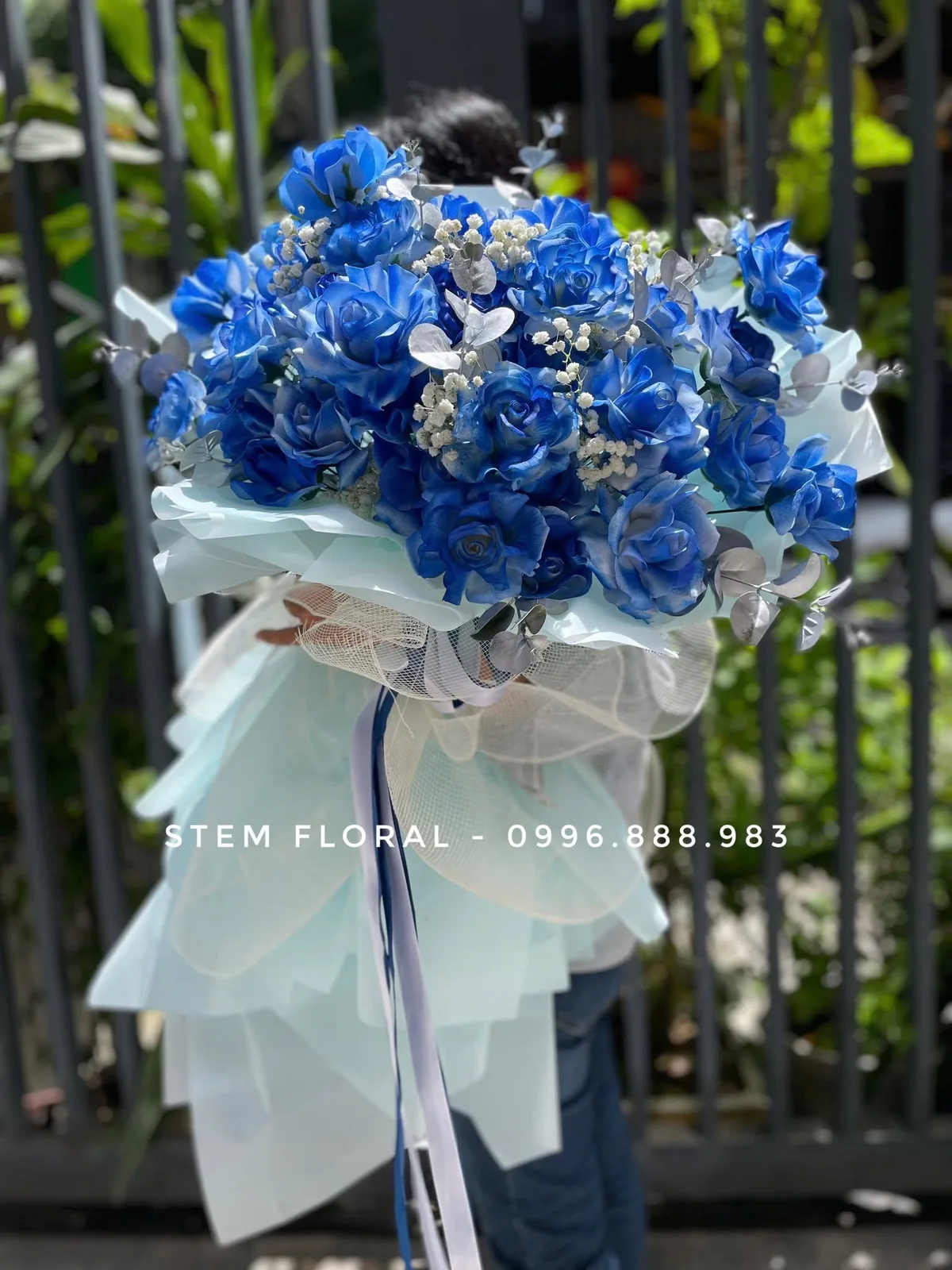 Hoa hồng xanh phối hoa nhỏ trắng trong lớp giấy xanh nhạt — Stem Floral