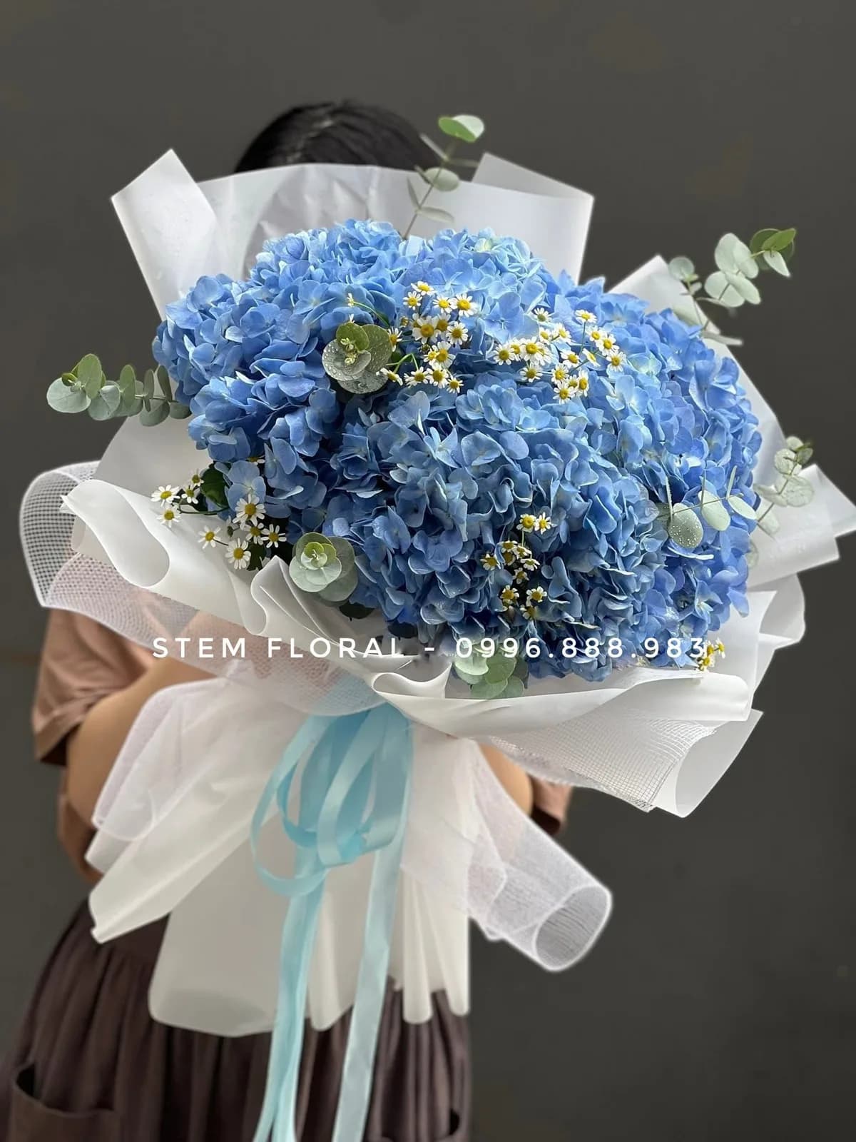 Cẩm tú cầu xanh phối hoa trắng trong giấy trắng và ribbon xanh nhạt — Stem Floral