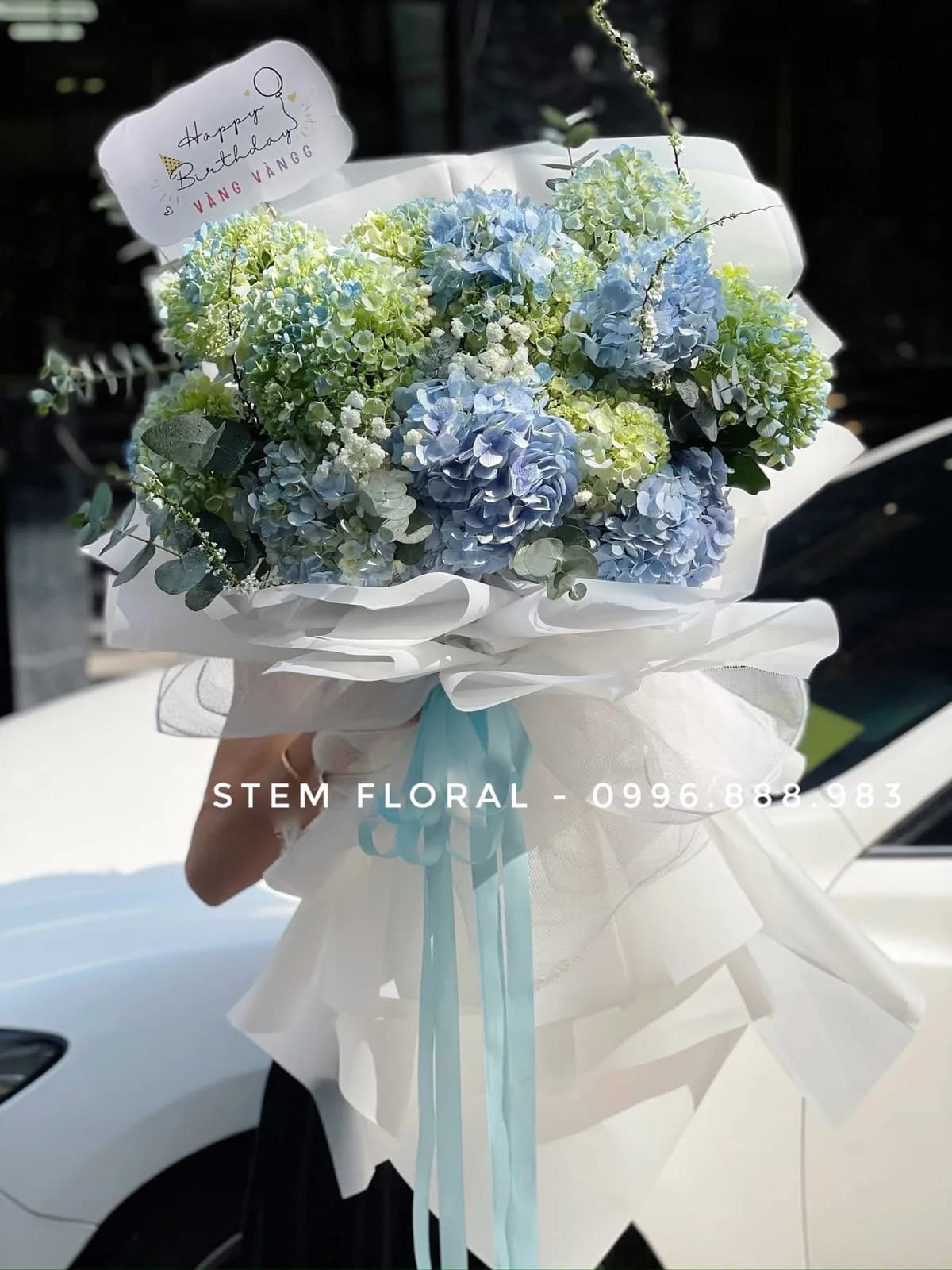 Cụm cẩm tú cầu xanh nhạt xen xanh lá trong giấy trắng — Stem Floral