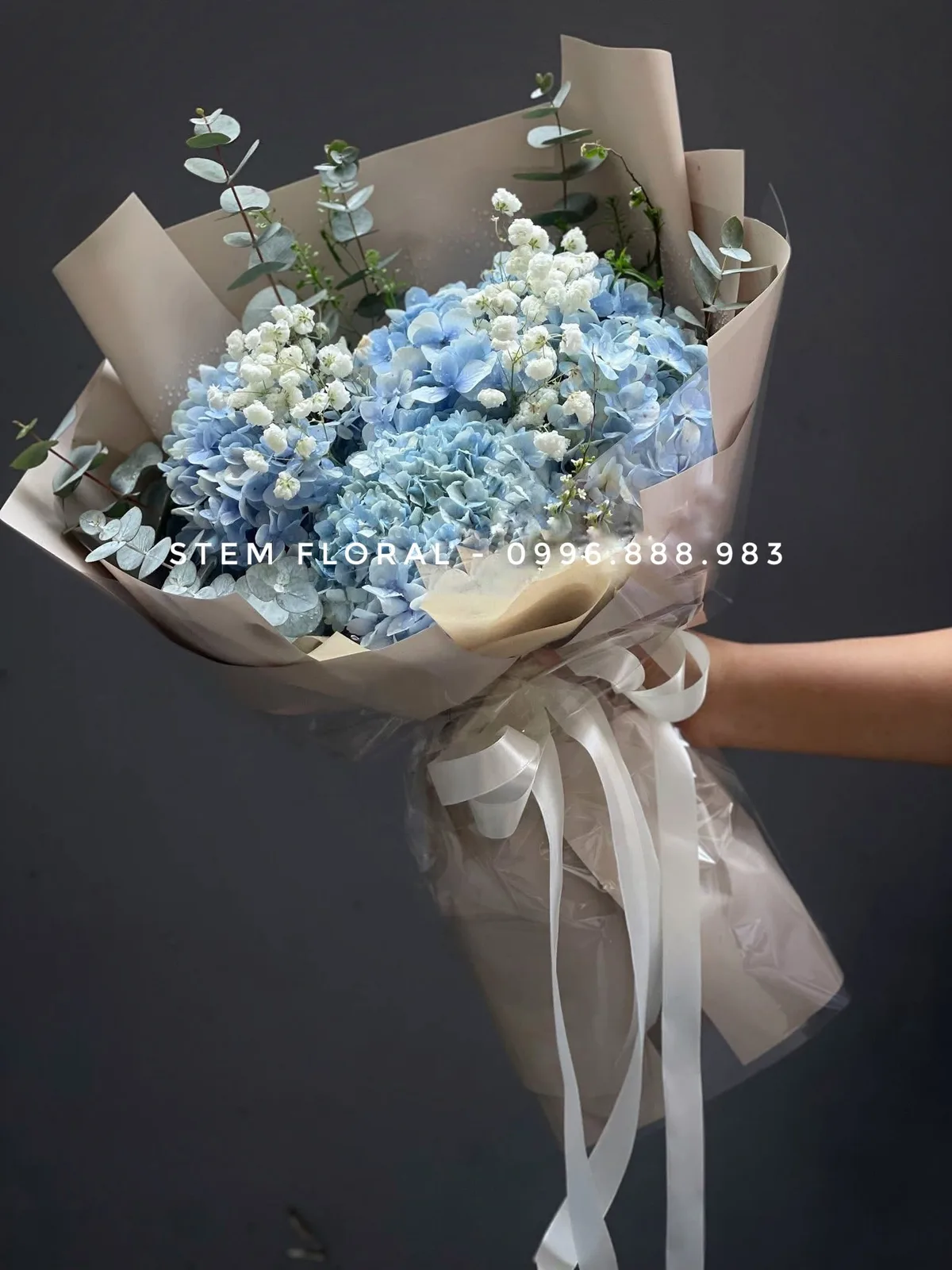 Cẩm tú cầu xanh nhạt cùng lá bạc trong giấy nâu — Stem Floral