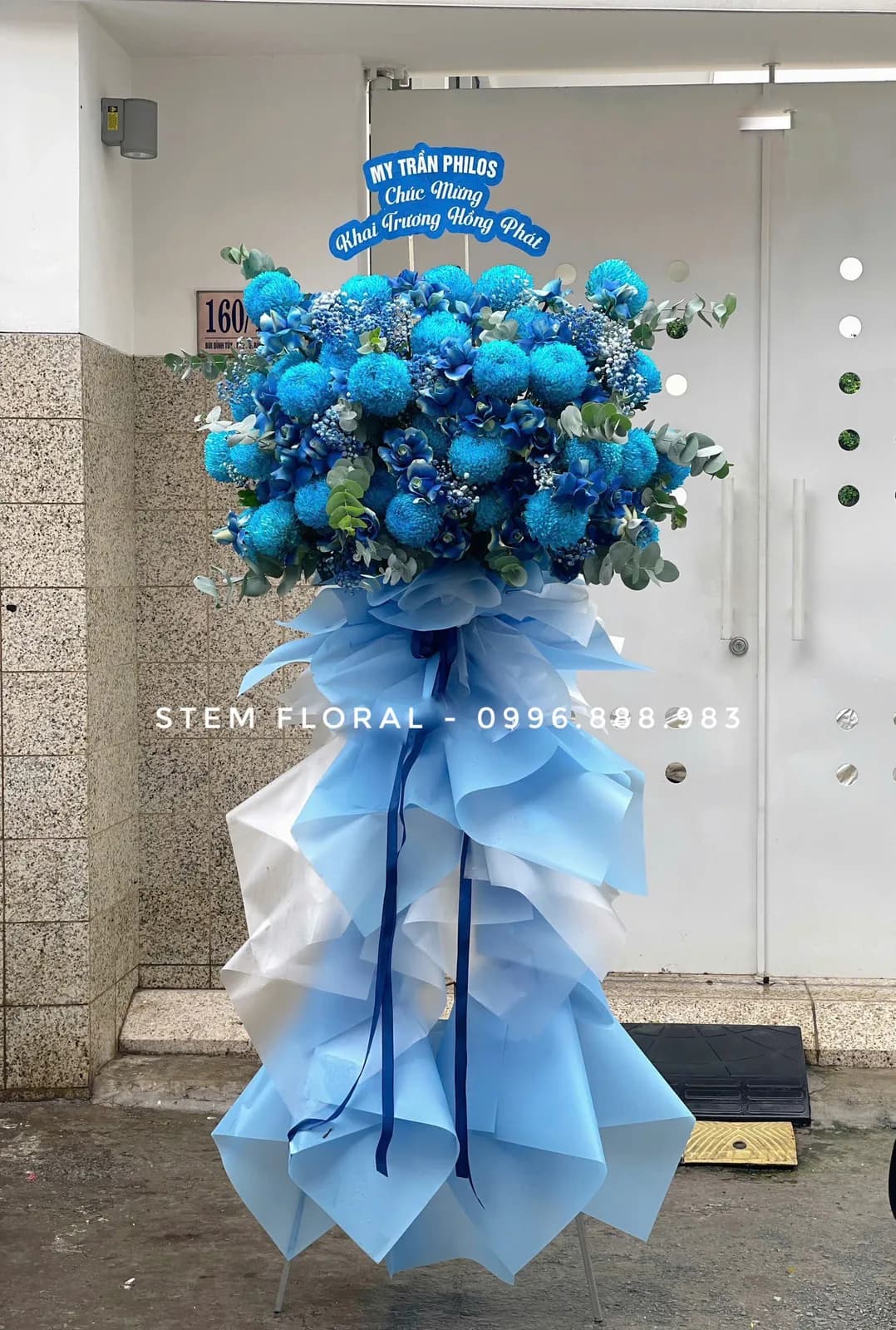 Thiết kế chúc mừng sắc xanh với phần chân bọc giấy — Stem Floral
