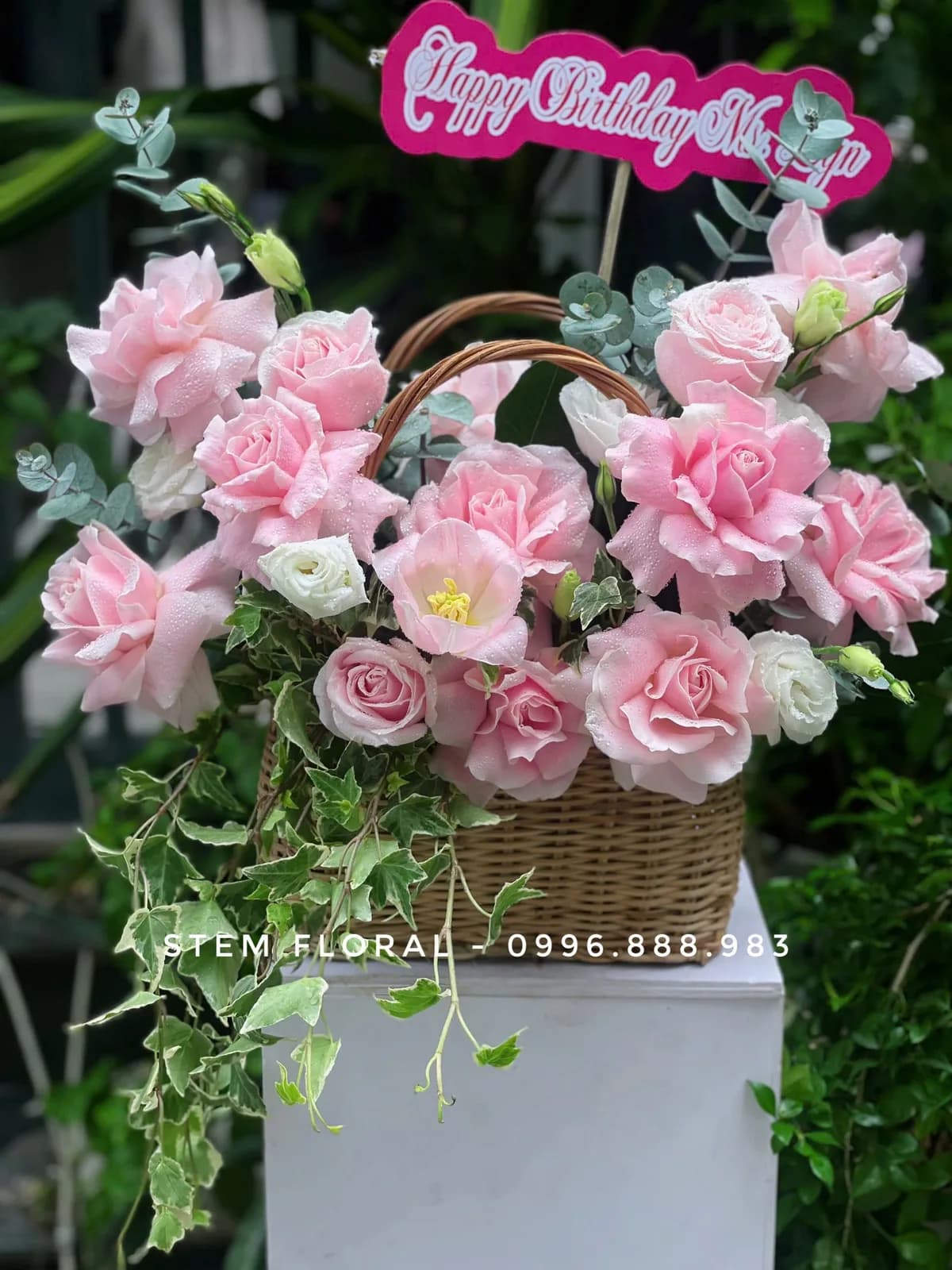 Giỏ mây có quai phối hoa hồng phấn và lá xanh — Stem Floral
