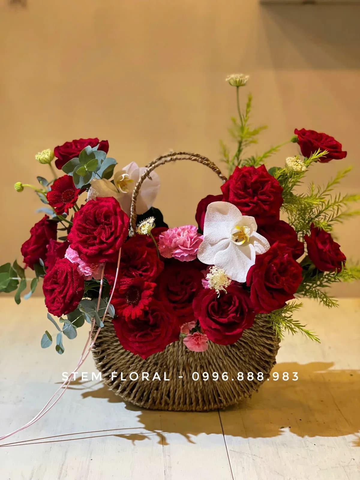 Giỏ mây với hồng đỏ, hồng nhỏ và điểm nhấn lan trắng — Stem Floral