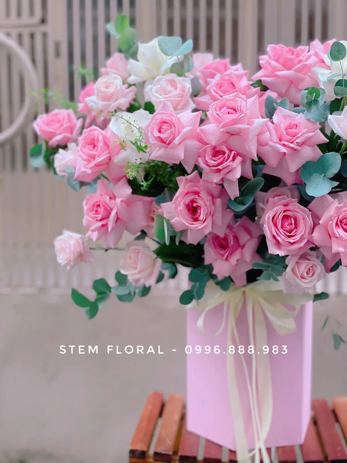 Hoa hồng phấn phối lá xanh trong hộp hồng dáng đứng — Stem Floral