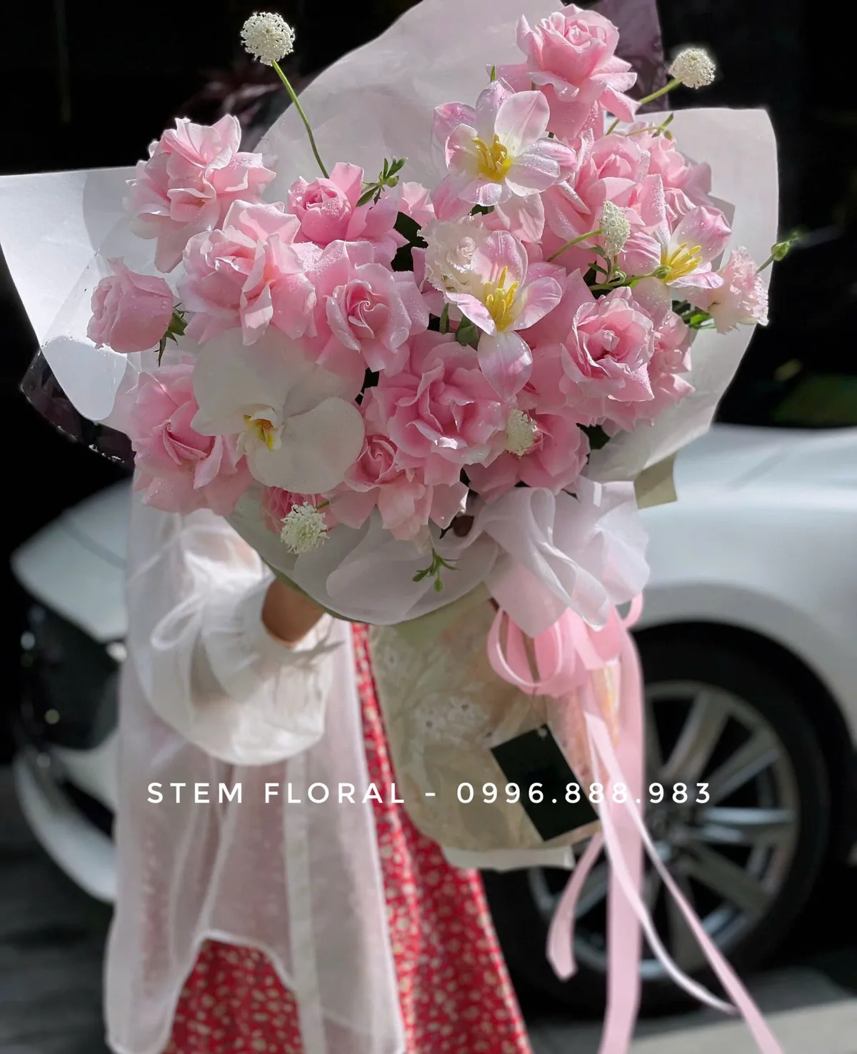Bó hoa hồng phối lan hồng trắng trong giấy sáng màu — Stem Floral