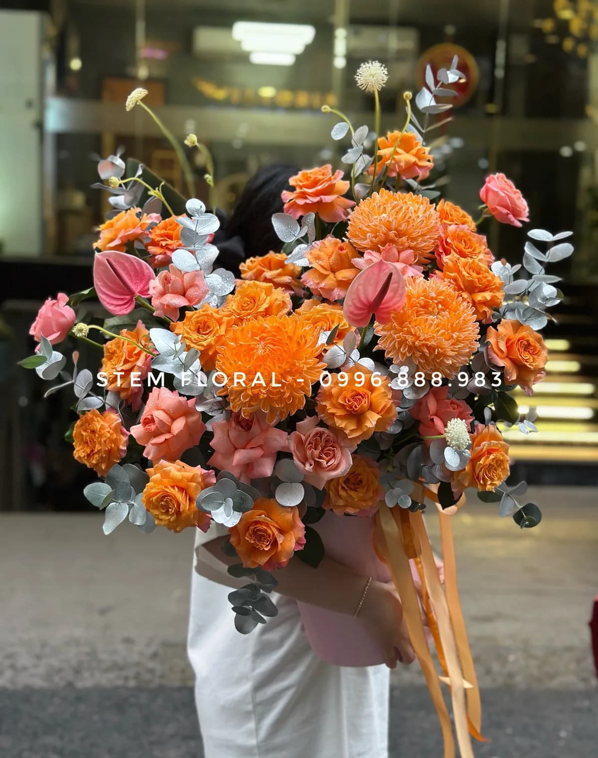 Hoa cam phối sắc hồng và lá bạc trong hộp hồng — Stem Floral