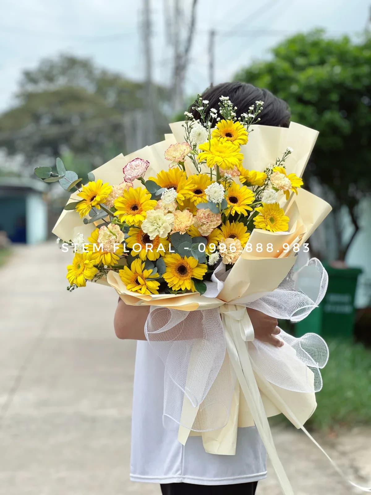 Đồng tiền vàng phối hoa kem trong giấy gói vàng nhạt — Stem Floral