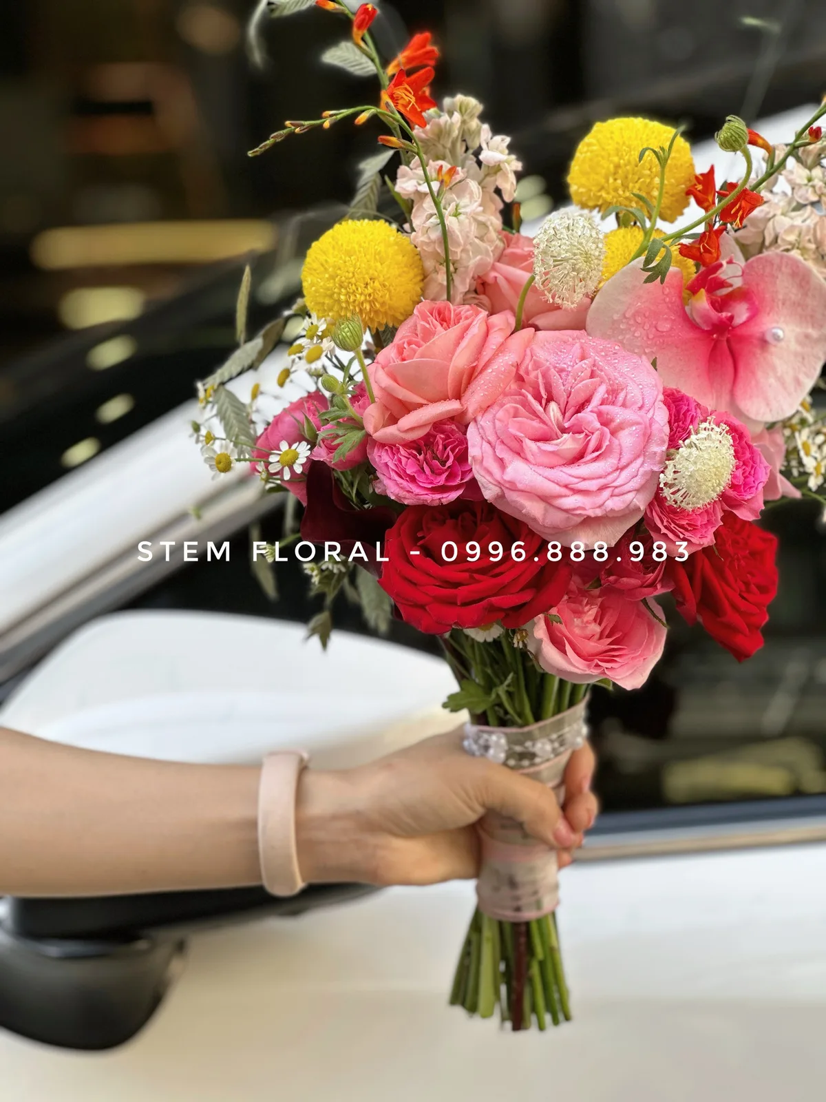 Bó cầm tay với hồng đỏ hồng, lan hồng và hoa tròn vàng — Stem Floral