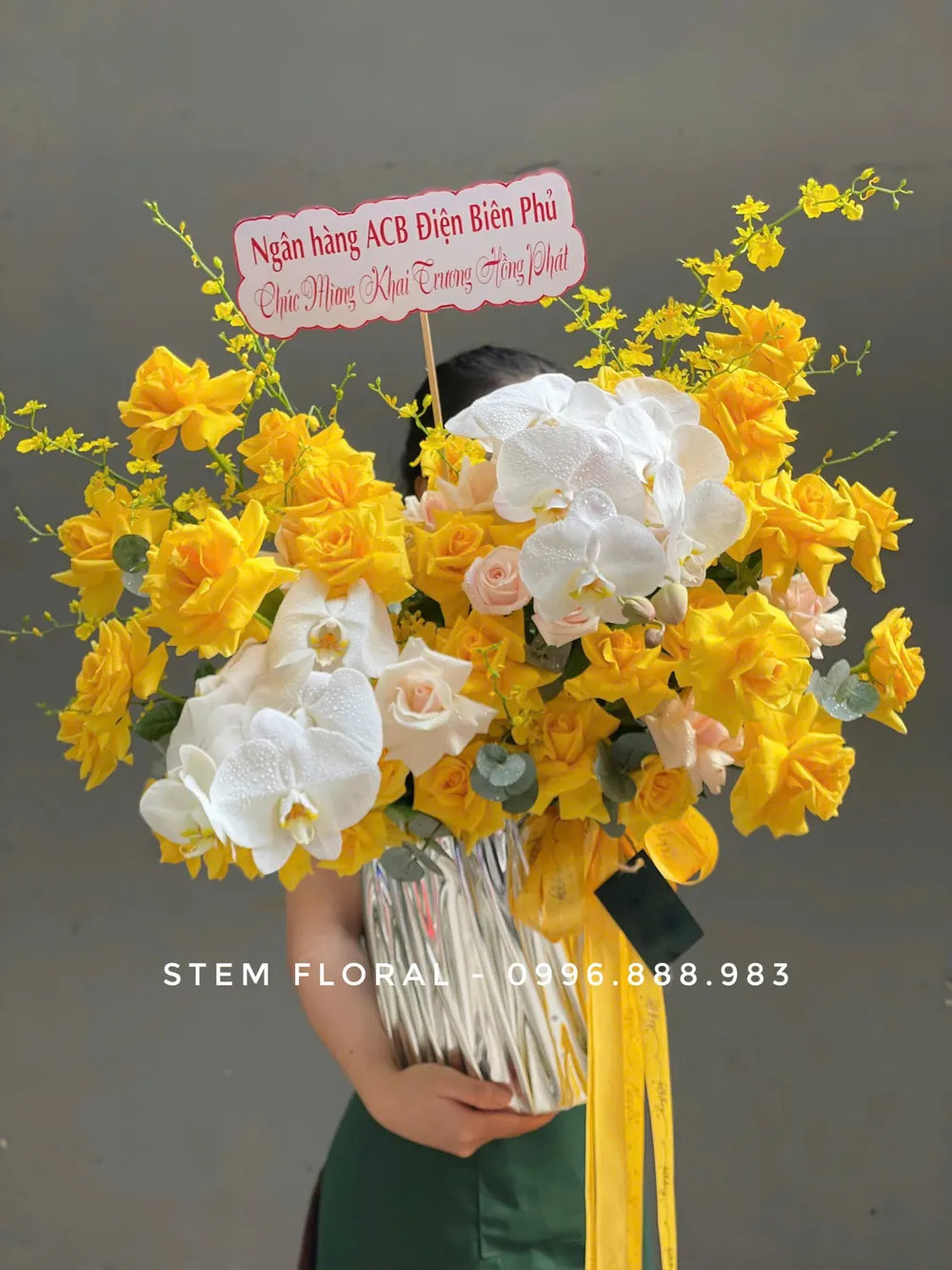 Lẵng nắng vàng mây trắng — Những nhánh hoa vàng vươn cao quanh cụm hoa trắng ở giữa