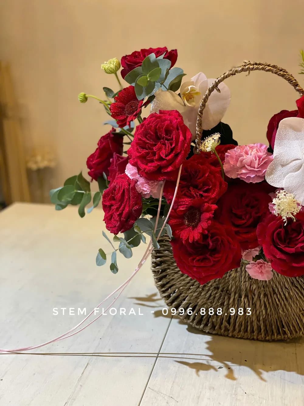 Giỏ hồng đỏ — góc chụp 2