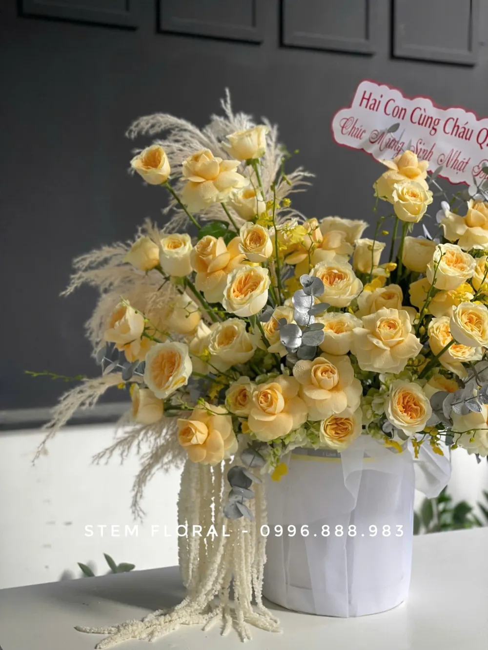 Bình vàng kem thanh nhã — góc chụp 2