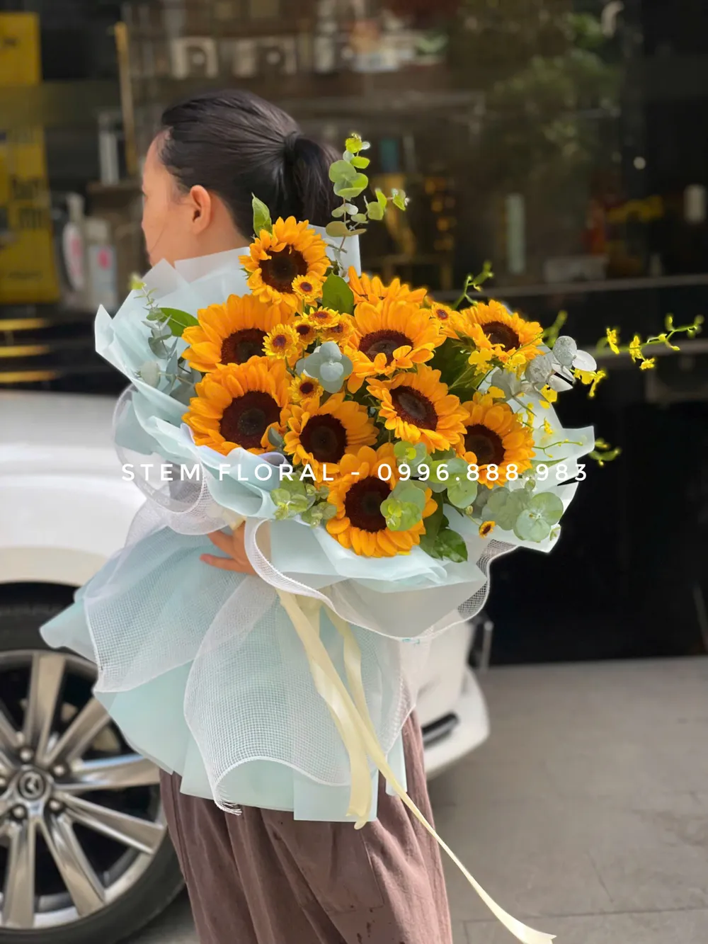 Hướng dương đón nắng — Những bông hướng dương vàng nhụy sẫm được xếp thành dáng bó tròn, xen lá xanh — góc 1