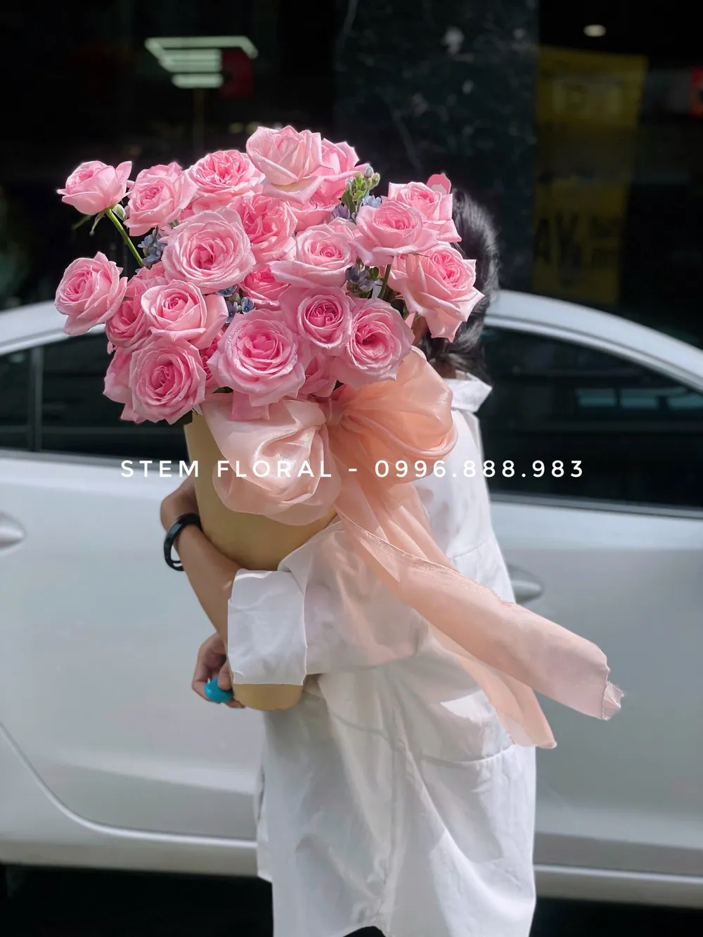 Hồng cánh mềm — Những bông hồng có nhiều lớp cánh mềm được bó gọn trong giấy hồng mỏng — góc 1
