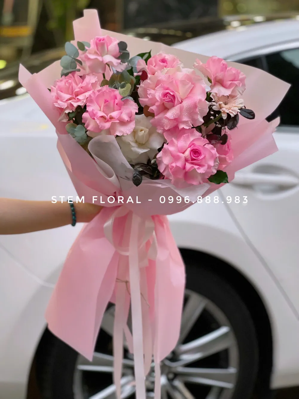 Hồng xếp lớp — Các bông hoa hồng sắc đậm nhạt được xếp cao thấp, xen lá xanh và những nhánh nhỏ — góc 1