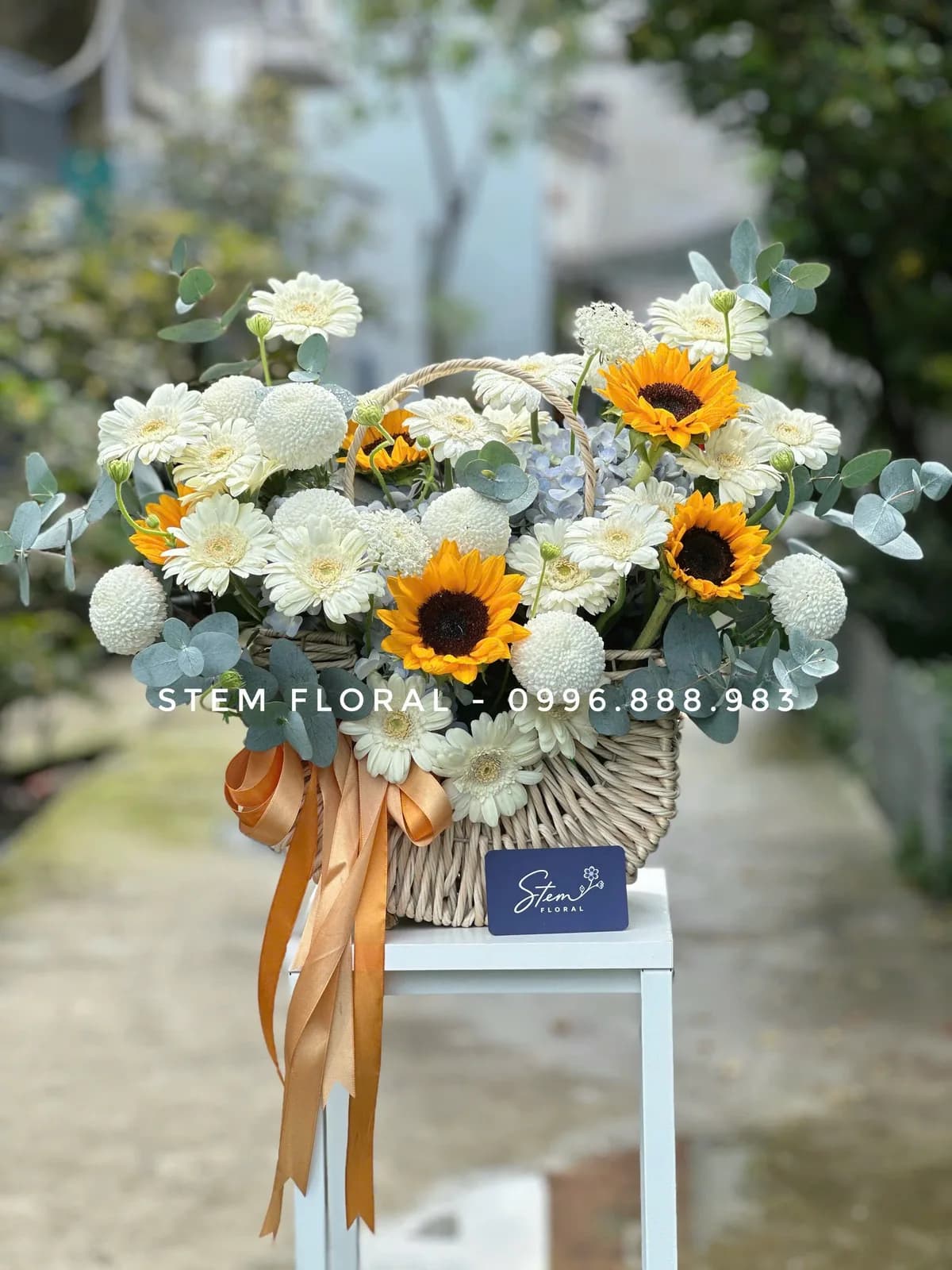 Giỏ hướng dương vàng phối cúc trắng và lá xanh