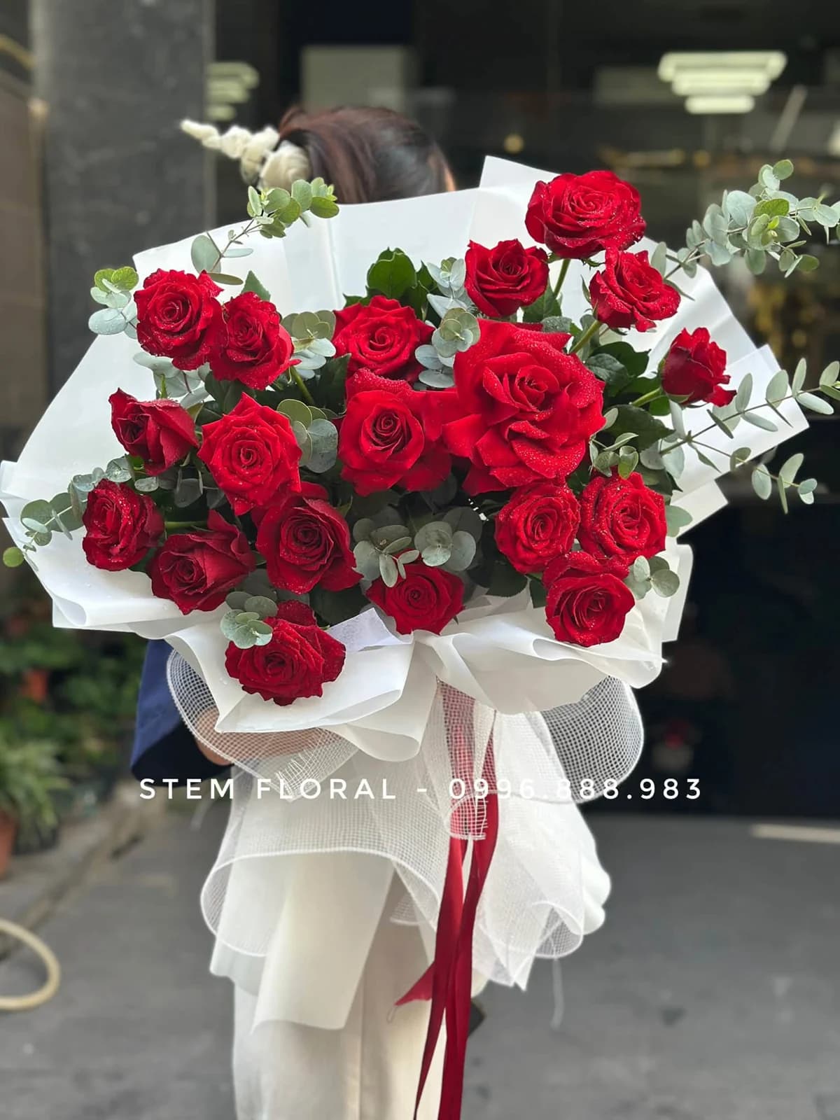 Bó hoa hồng đỏ của Stem Floral với giấy gói trắng
