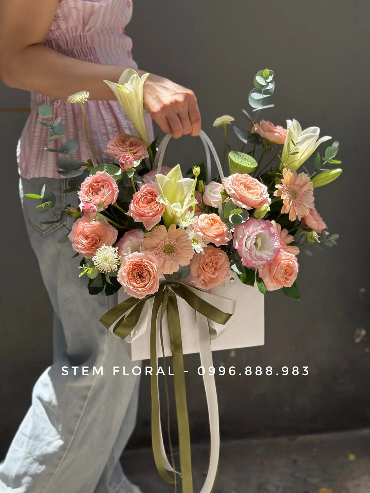 Giỏ hoa hồng màu đào phối ly và đồng tiền