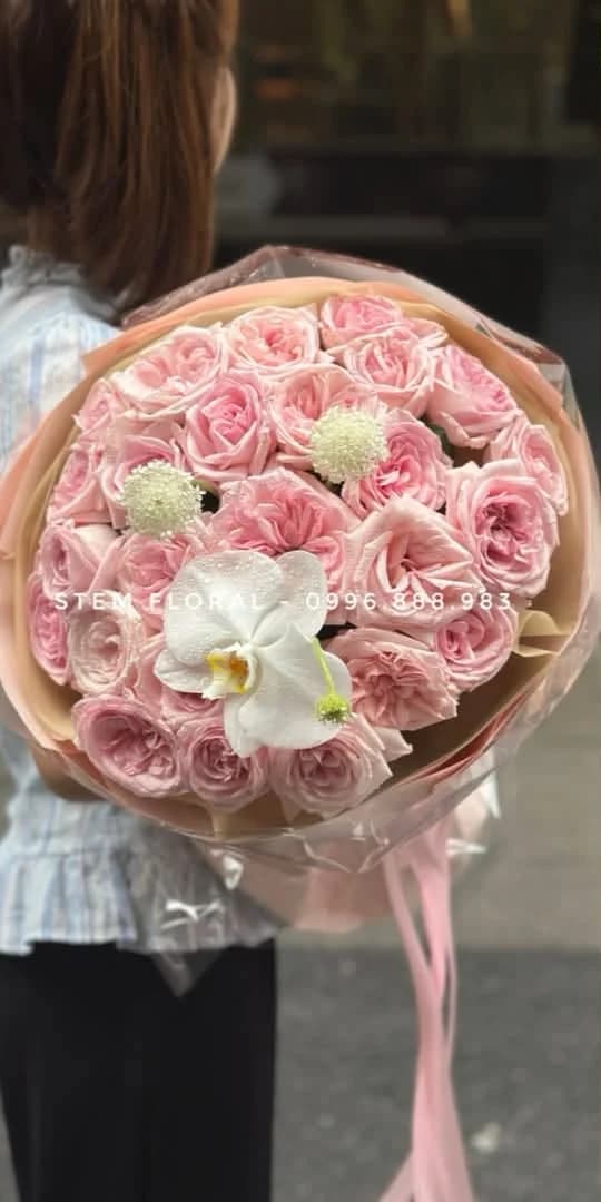 Hồng phấn tròn xinh — Hoa hồng phấn xếp thành dáng tròn, xen những điểm trắng và cánh lan trắng ở phía trước — góc 1