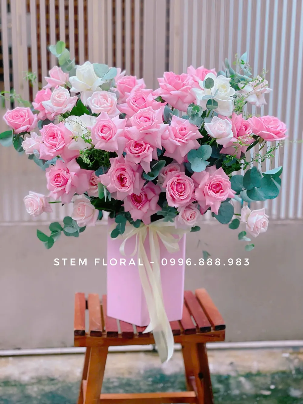 Khu vườn hồng — Hoa hồng phấn được sắp xếp thành dáng xòe trên hộp hồng cao, xen lá tròn xanh bạc