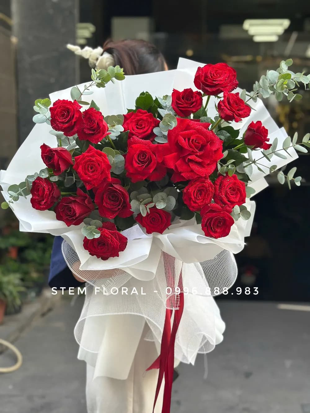 Hồng đỏ yêu thương — Những bông hồng đỏ nổi bật giữa lá xanh và lớp giấy trắng gấp rộng