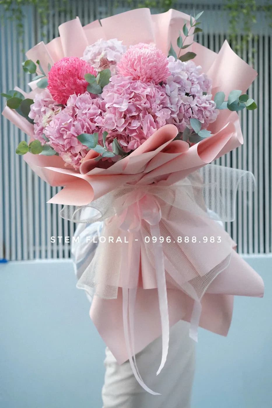 Mây hồng dịu nhẹ — Cẩm tú cầu hồng tím nằm giữa những cụm hoa tròn hồng đậm và hồng nhạt
