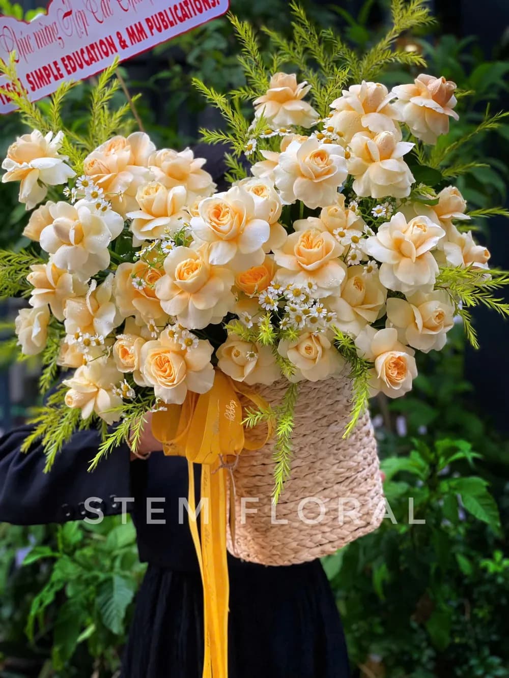 Giỏ hoa màu nắng — góc chụp 2