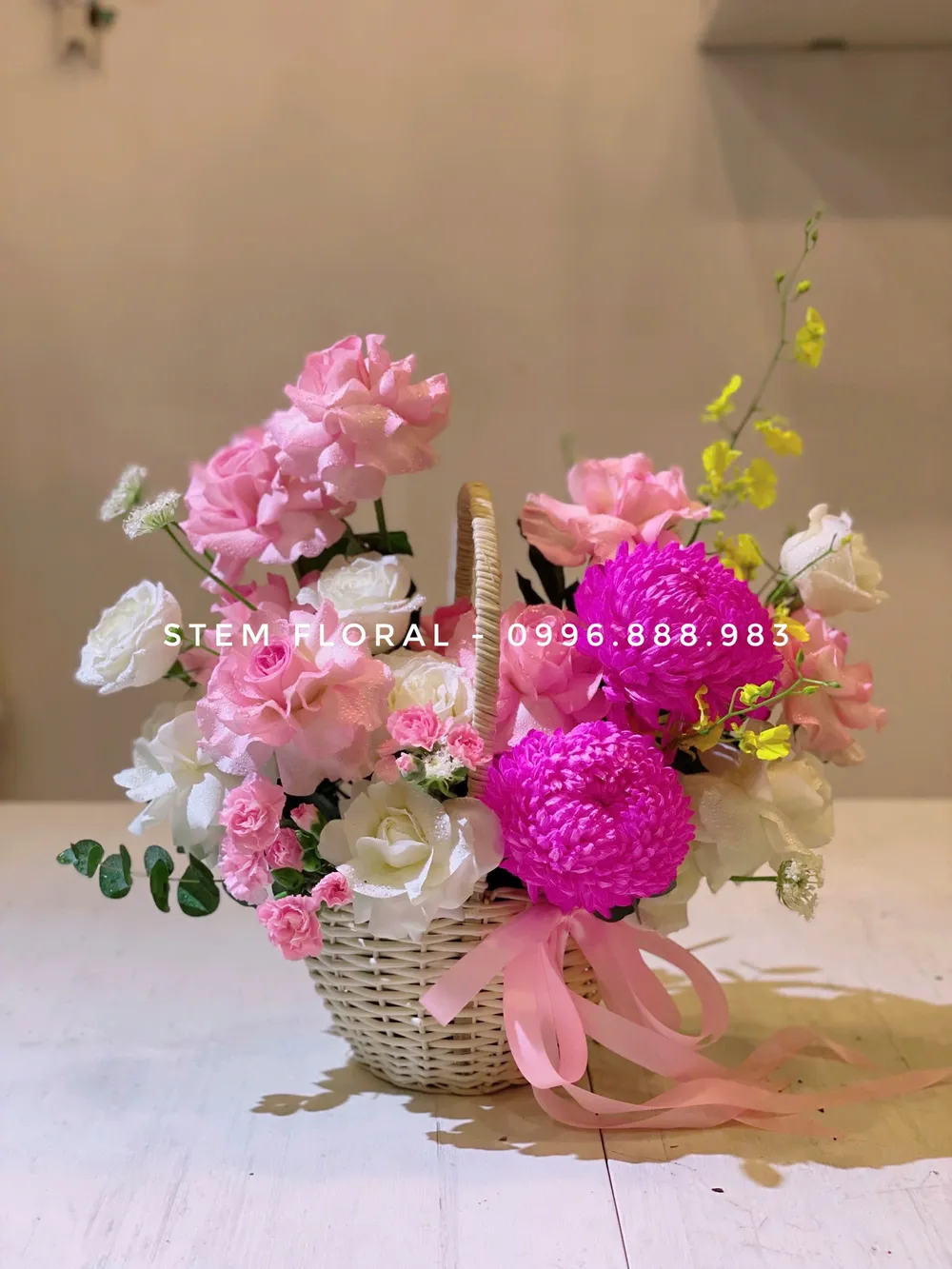 Giỏ hồng tím mộng mơ — Các cụm hoa hồng nhạt xen hoa tròn tím rực trong giỏ mây nhỏ — góc 1