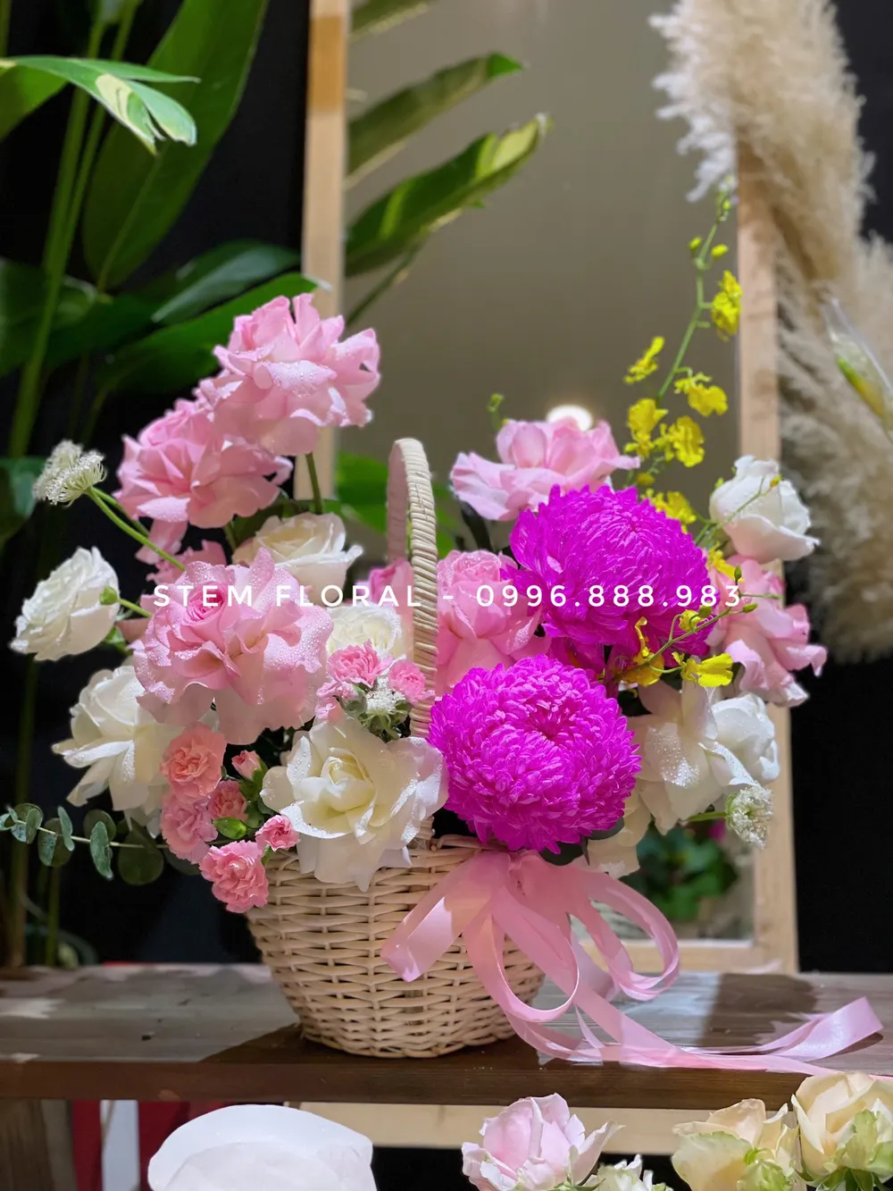 Giỏ hồng tím mộng mơ — góc chụp 2