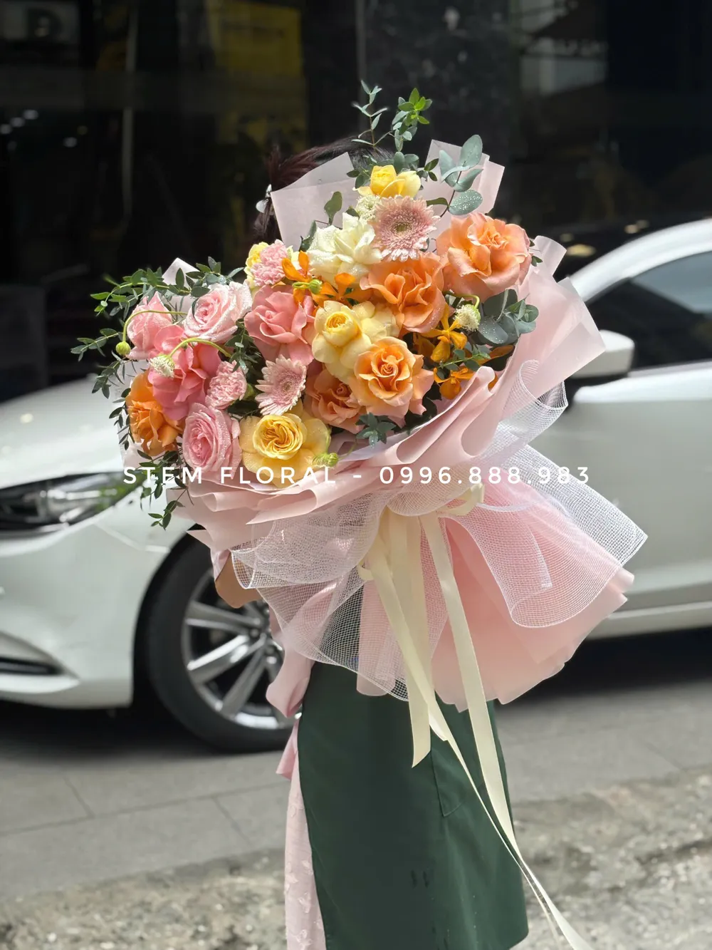 Sắc đào bên hồng — Hoa hồng sắc đào, vàng ấm và hồng được phối cùng những cánh hoa sáng màu — góc 1