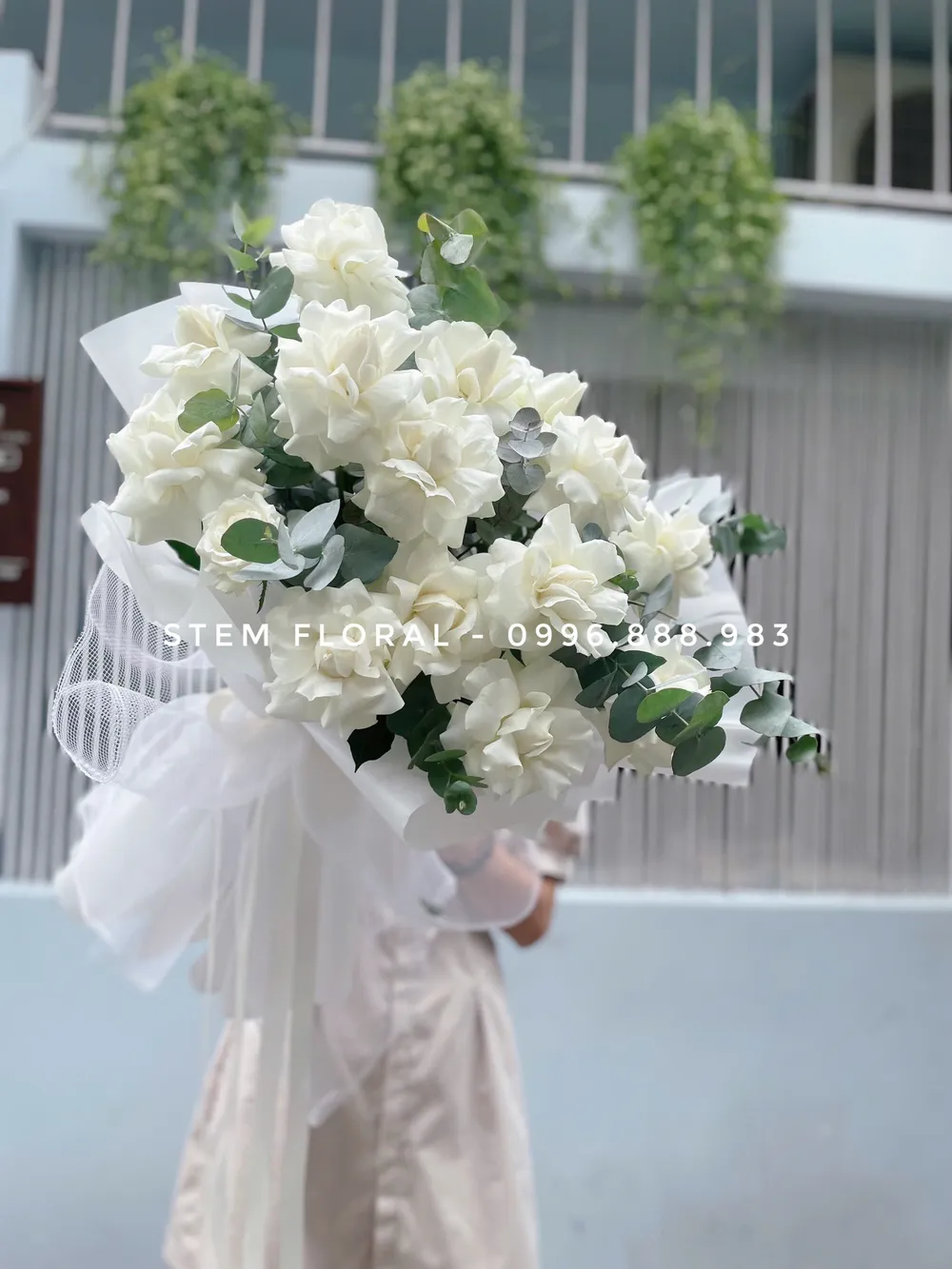 Trắng trong veo — Những bông hồng trắng xen cụm hoa nhỏ trắng và lá xanh bạc, tạo dáng bó thoáng — góc 1