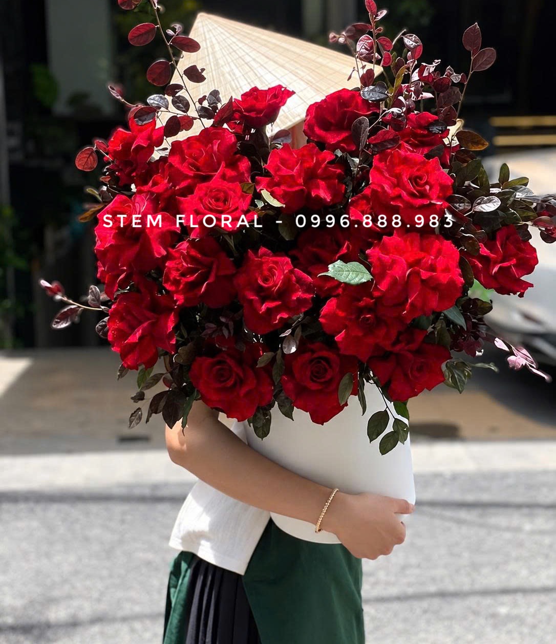 Bình hồng đỏ lá sẫm — Hoa hồng đỏ phối lá sẫm màu trong bình xám — góc 1