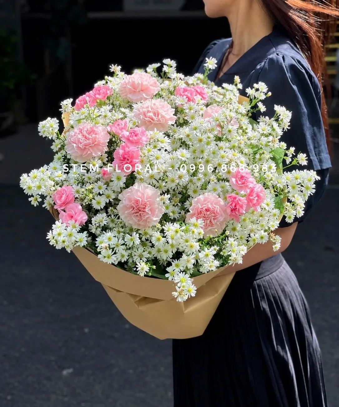 Hồng mây dịu ngọt — Cẩm chướng hồng với cánh viền mềm nổi trên nền cúc nhỏ trắng có nhụy vàng xanh