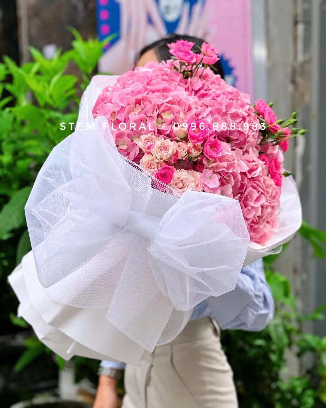 Hồng ngọc kiêu sa — Cẩm tú cầu hồng tạo cụm hoa đầy, xen những nhánh hồng chùm màu hồng đậm và hồng phấn