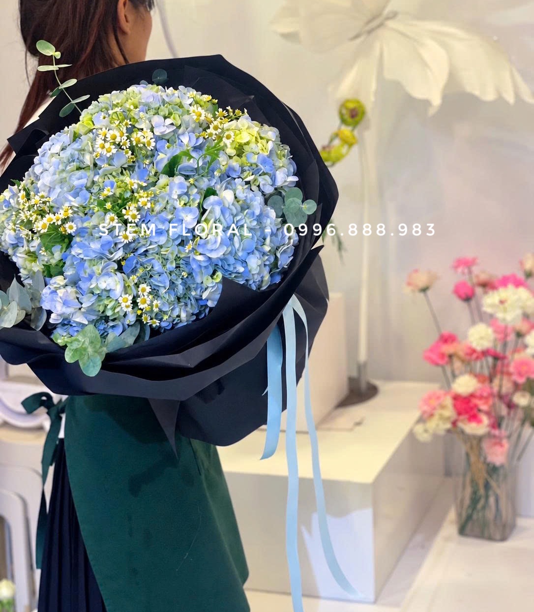 Cẩm tú cầu trong giấy đen — Cẩm tú cầu xanh trắng phối những nhánh hoa nhỏ trong lớp giấy đen — góc 1