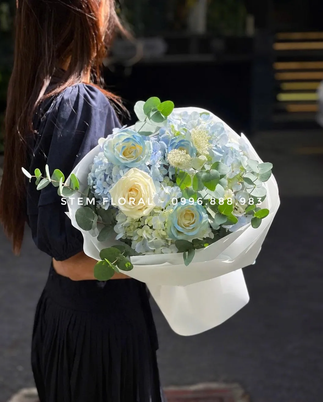 Mây xanh và hồng kem — Cẩm tú cầu xanh nhạt phối hoa hồng kem, hoa hồng có viền xanh và lá xanh bạc trong giấy trắng