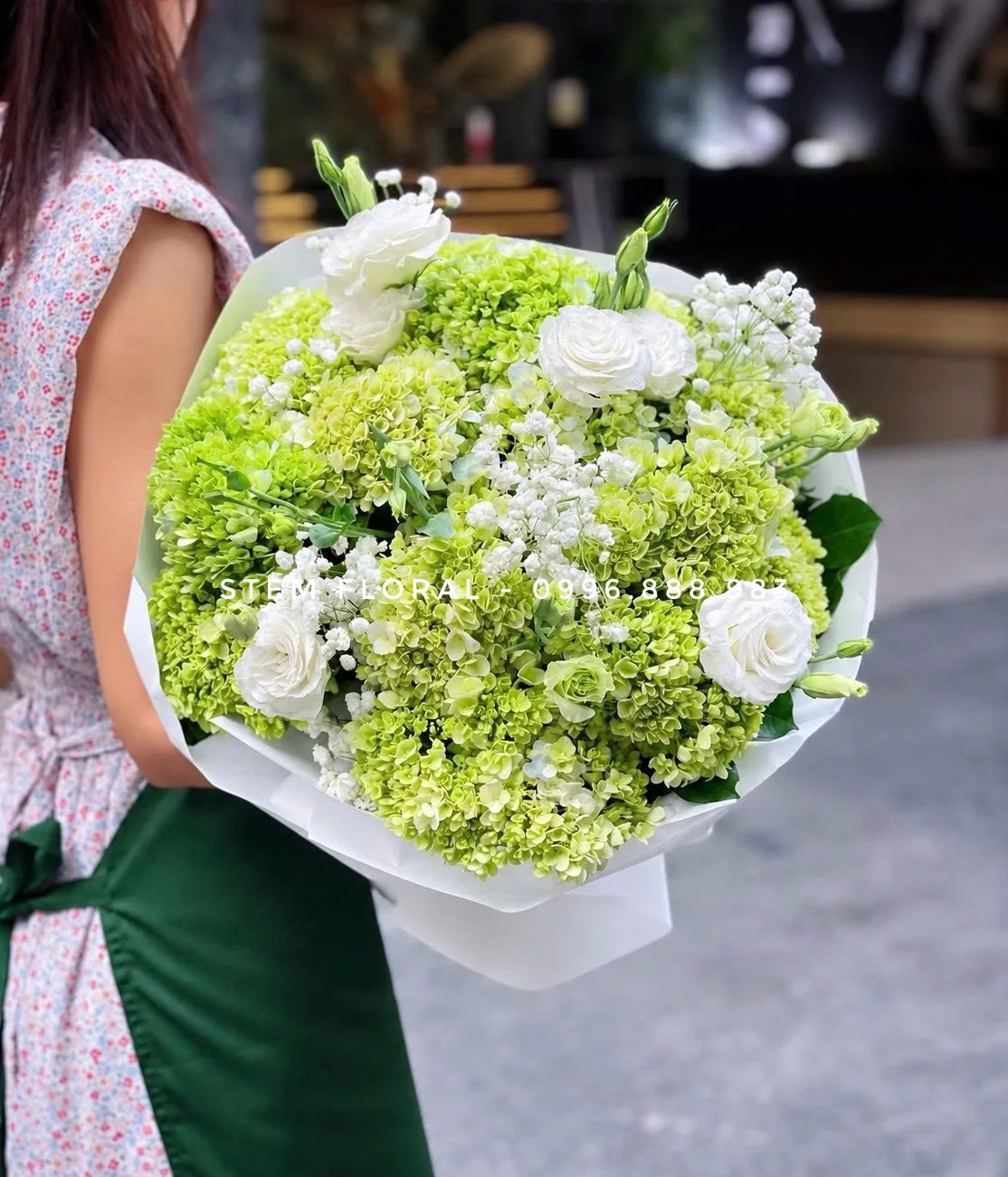 Vườn xanh tinh khôi — Những cụm cẩm tú cầu xanh non tạo dáng bó rộng, xen cát tường trắng với nụ xanh và nhánh baby trắng