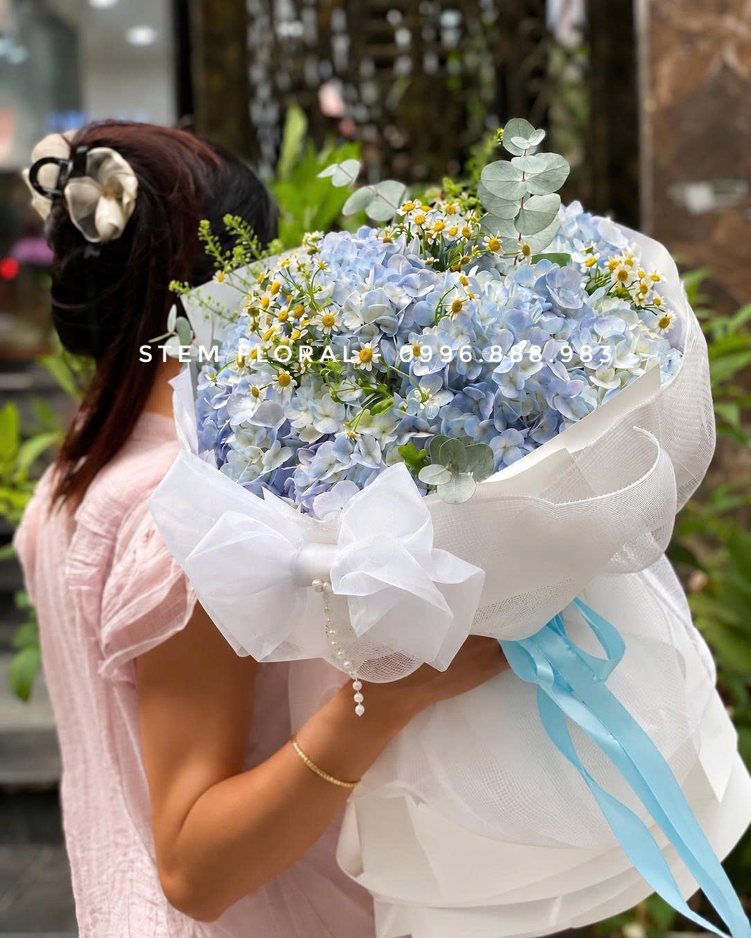 Cẩm tú cầu xanh trắng dịu dàng — Cẩm tú cầu xanh trắng phối những bông trắng nhỏ và lá xanh trong giấy sáng màu — góc 1