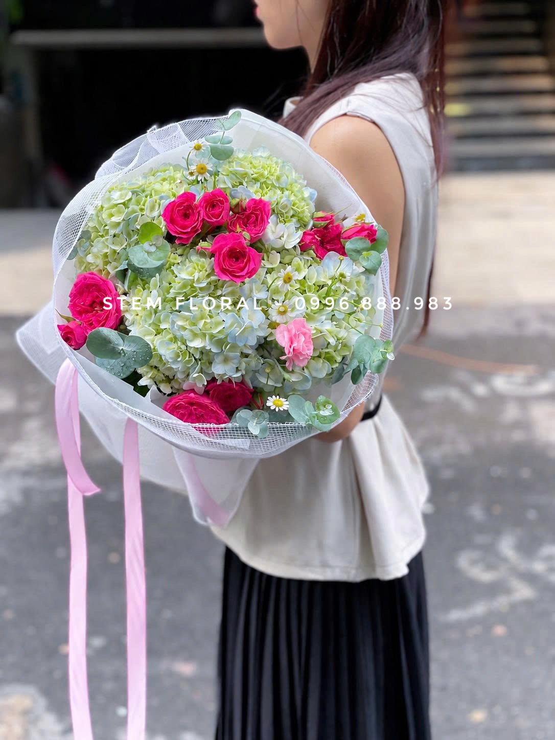 Hoa hồng đậm giữa cẩm tú cầu xanh — Hoa hồng màu hồng đậm điểm giữa cẩm tú cầu xanh non và xanh nhạt — góc 1