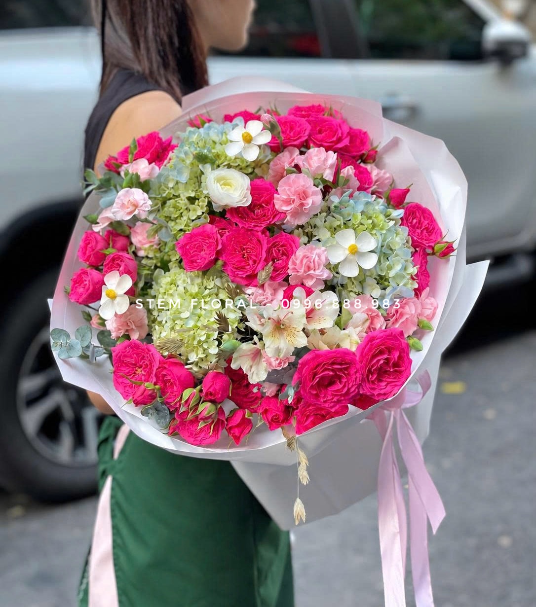 Hoa hồng đậm phối cẩm tú cầu xanh — Hoa hồng màu hồng đậm phối cẩm tú cầu xanh non và những điểm hoa sáng màu — góc 1