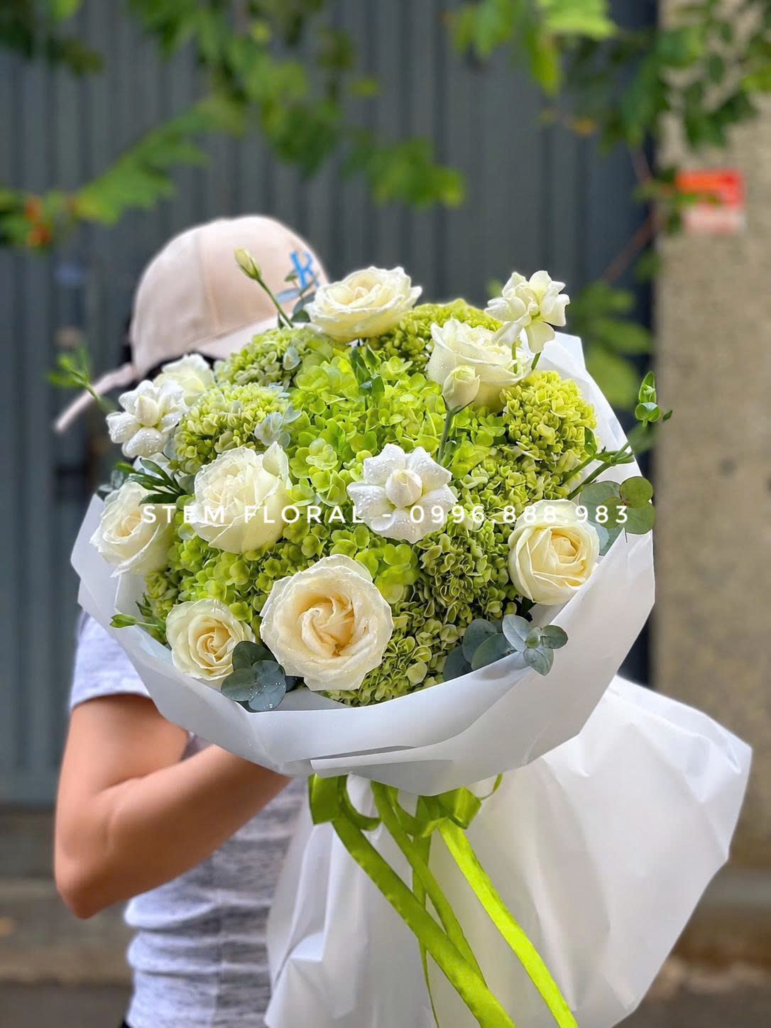 Hoa hồng kem phối cẩm tú cầu xanh — Hoa hồng kem phối cẩm tú cầu xanh non và những nhánh hoa nhỏ trắng — góc 1