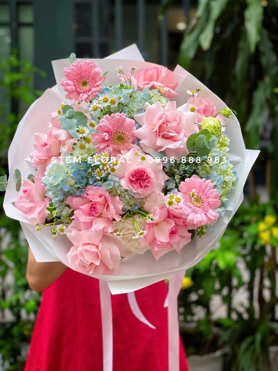 Hoa hồng và đồng tiền hồng — Hoa hồng và hoa đồng tiền hồng phối cẩm tú cầu xanh nhạt trong giấy trắng hồng — góc 1