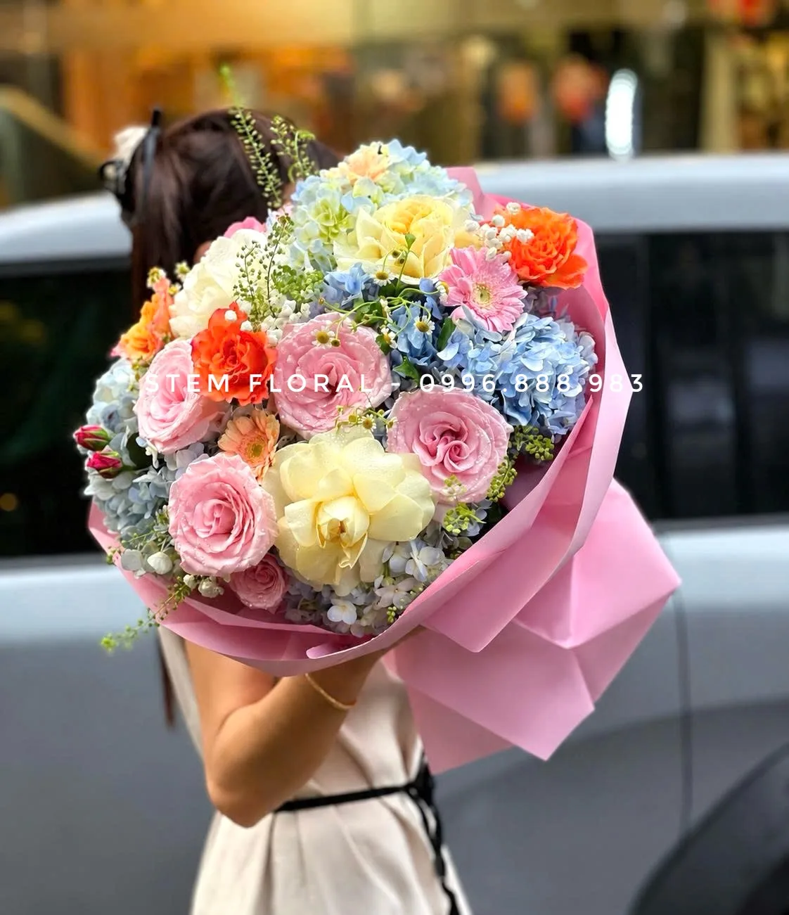 Ngày vui nhiều sắc hoa — Hoa hồng hồng và vàng kem phối cẩm tú cầu xanh, điểm cẩm chướng cam, đồng tiền hồng và nhánh hoa nhỏ trắng