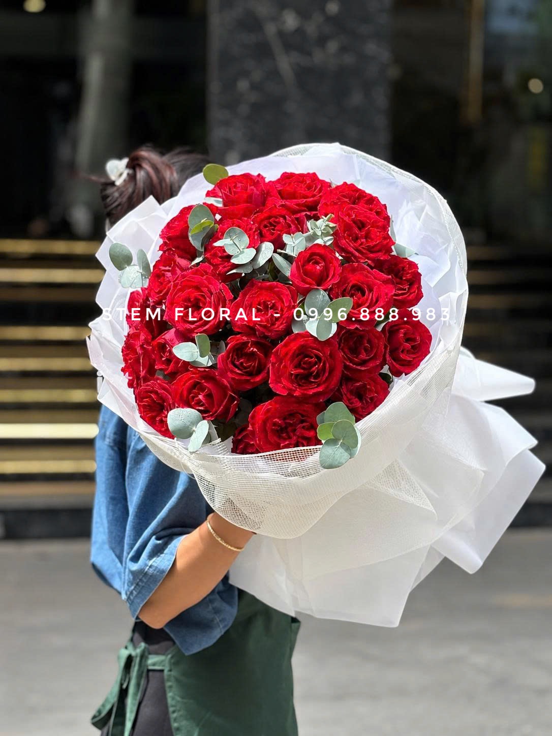 Hồng đỏ phối lá bạc — Hoa hồng đỏ phối những nhánh lá xanh bạc trong giấy trắng — góc 1