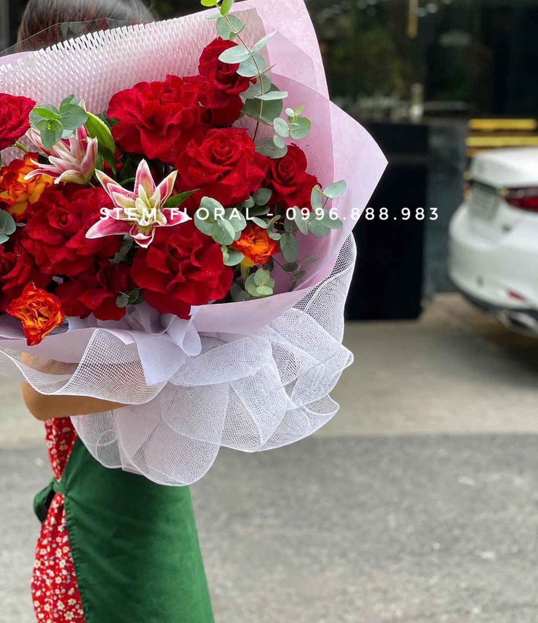 Hồng đỏ phối ly hồng — Hoa hồng đỏ phối hoa ly cánh hồng viền sáng và lá xanh trong giấy trắng xếp mở — góc 1