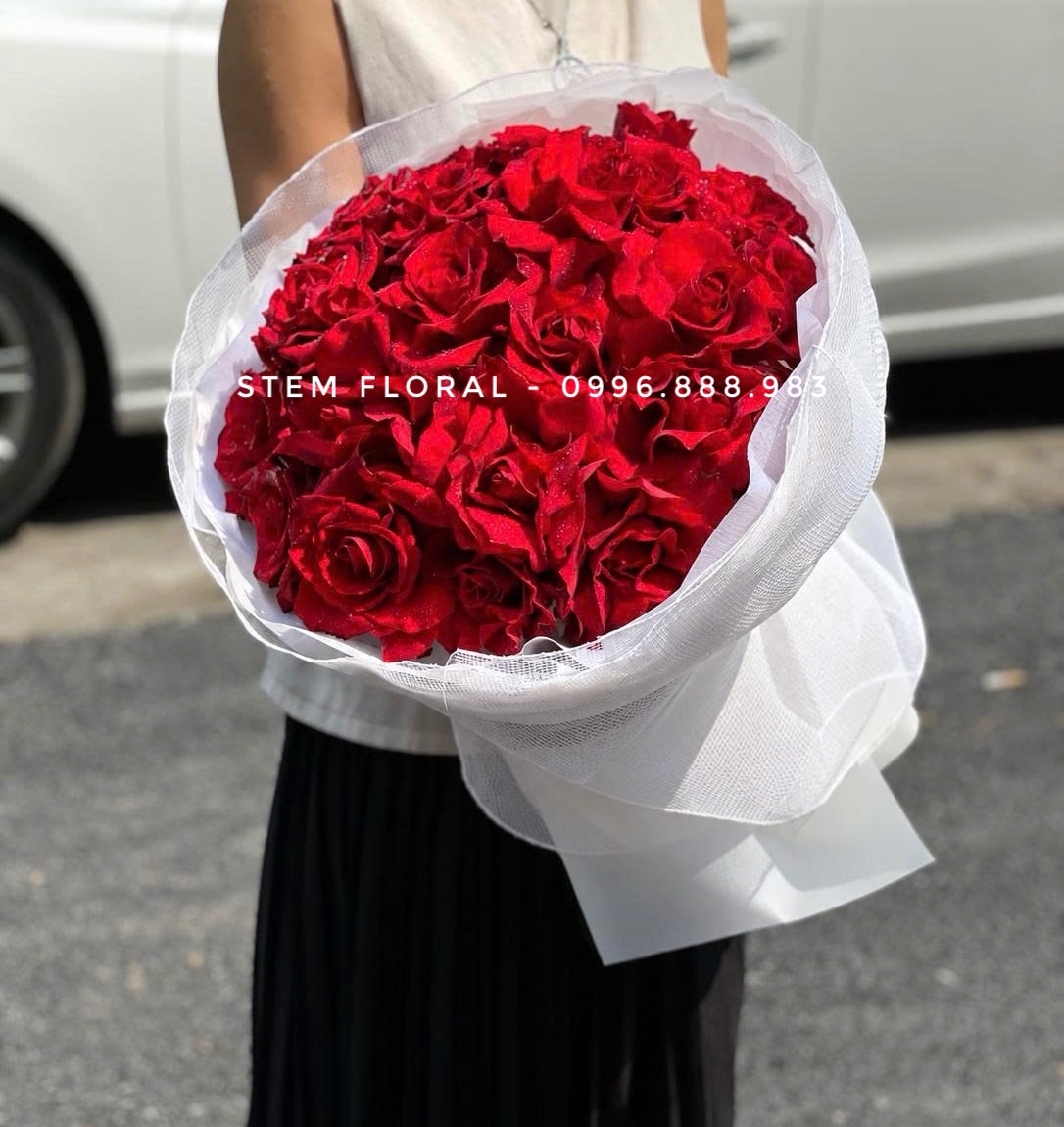 Hồng đỏ tròn đầy — Hoa hồng đỏ được xếp thành mặt hoa tròn đầy — góc 1