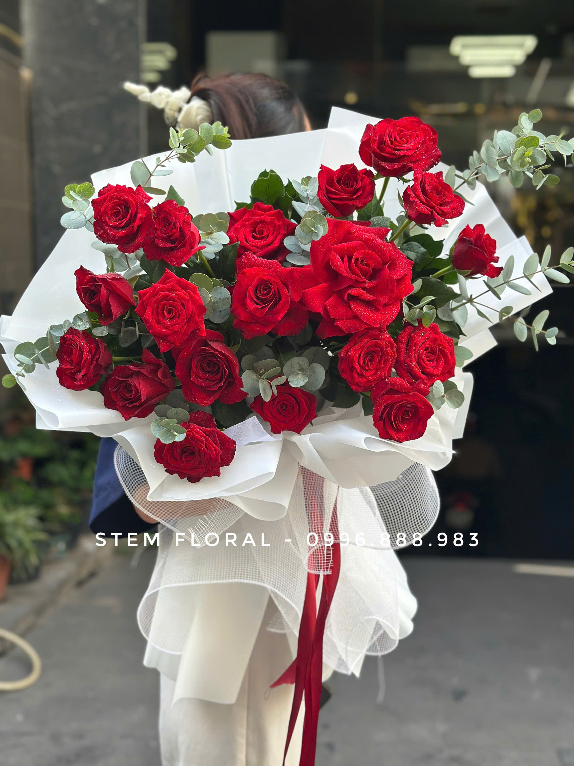 Hồng đỏ yêu thương — Những bông hồng đỏ nổi bật giữa lá xanh và lớp giấy trắng gấp rộng
