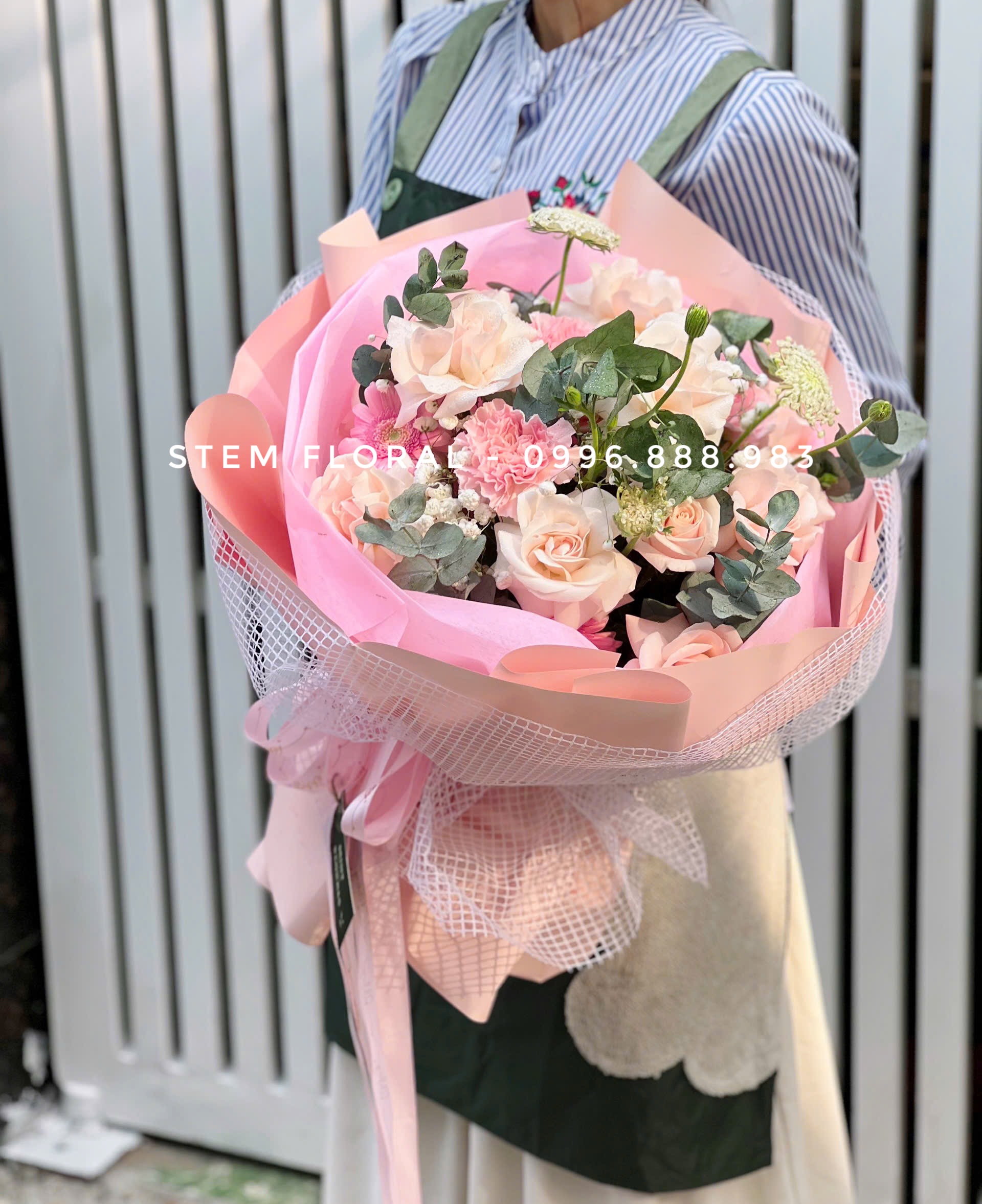Hồng kem ôm tròn — Hoa hồng kem phối cẩm chướng hồng trong lớp giấy màu đào và hồng nhạt — góc 1