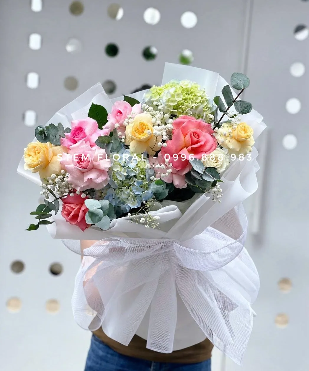 Sắc hoa an nhiên — Hoa hồng hồng và vàng kem nổi bật giữa cẩm tú cầu xanh nhạt, cụm hoa xanh non và lá tròn xanh bạc