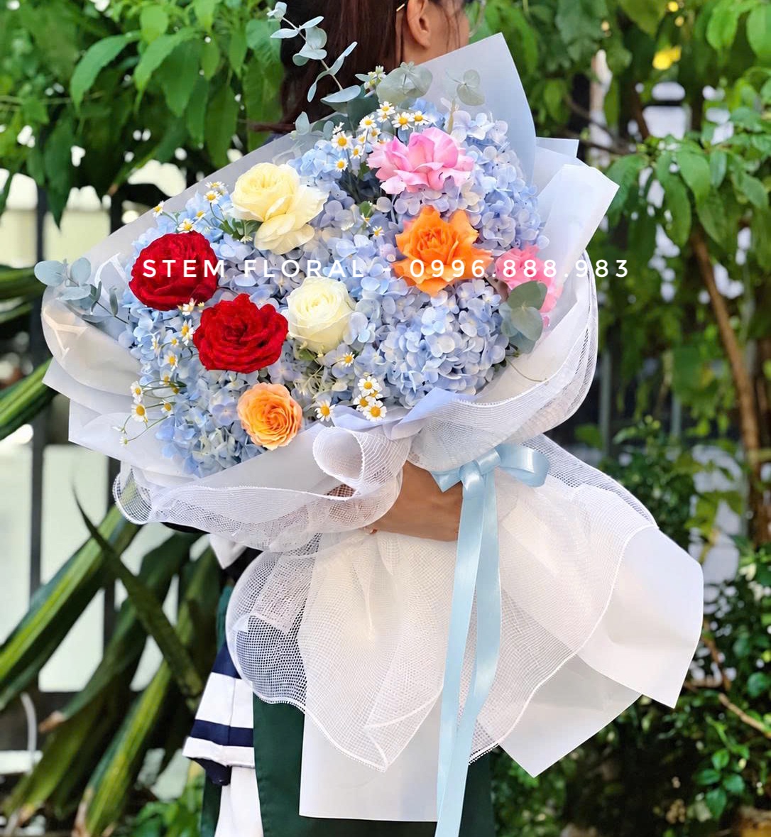 Lời chúc nhiều sắc hoa — Cẩm tú cầu xanh làm nền cho hoa hồng đỏ, kem và cam, xen những nhánh hoa nhỏ — góc 1