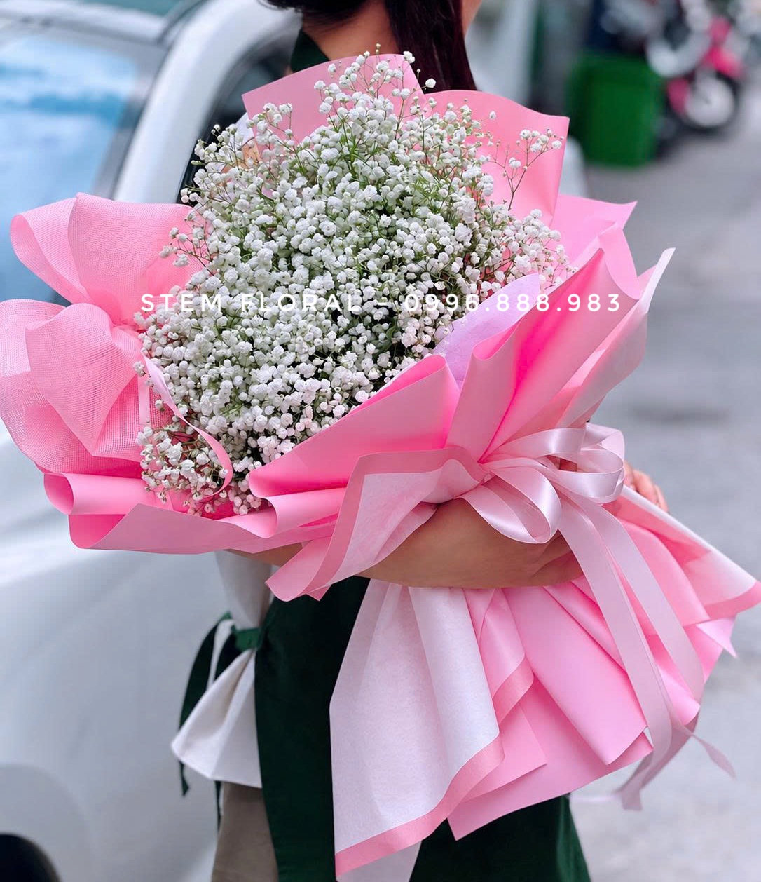 Mây trắng trong giấy hồng — Những nhánh hoa nhỏ trắng được gom thành bó tròn trong giấy hồng đậm — góc 1